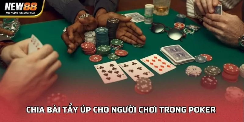 Chia bài tẩy úp cho người chơi trong Poker