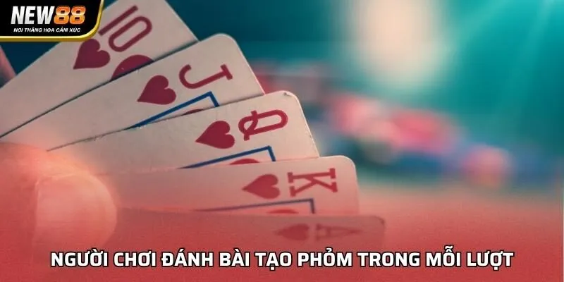 Người chơi đánh bài tạo phỏm trong mỗi lượt