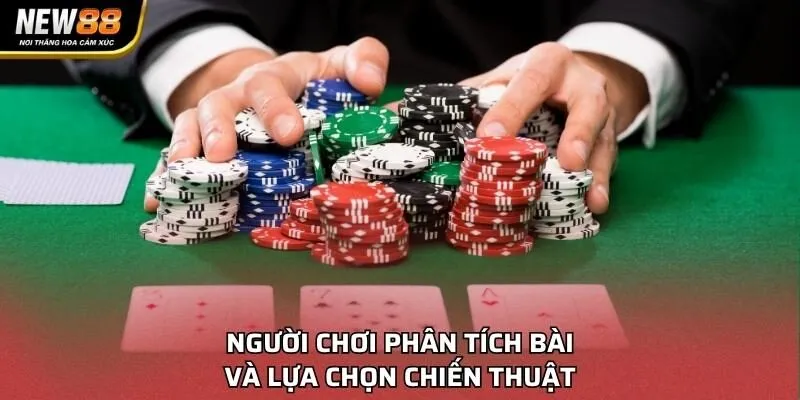 Người chơi phân tích bài và lựa chọn chiến thuật